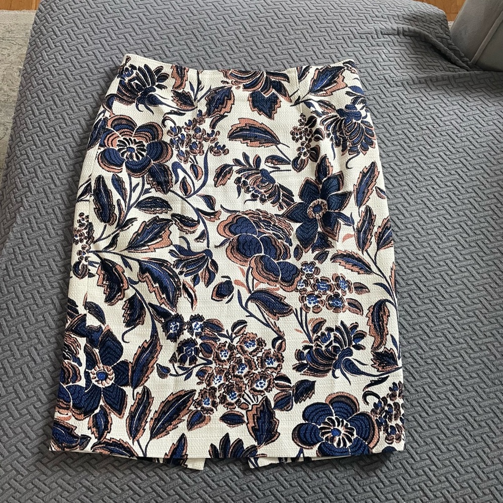 Ann Taylor Cream & Navy Blue Floral Pencil Skirt
